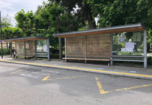 A Xunta instala 2.400 sinais en estacións de autobuses e marquesiñas para lembrar a necesidade de manter a distancia social recomendada
